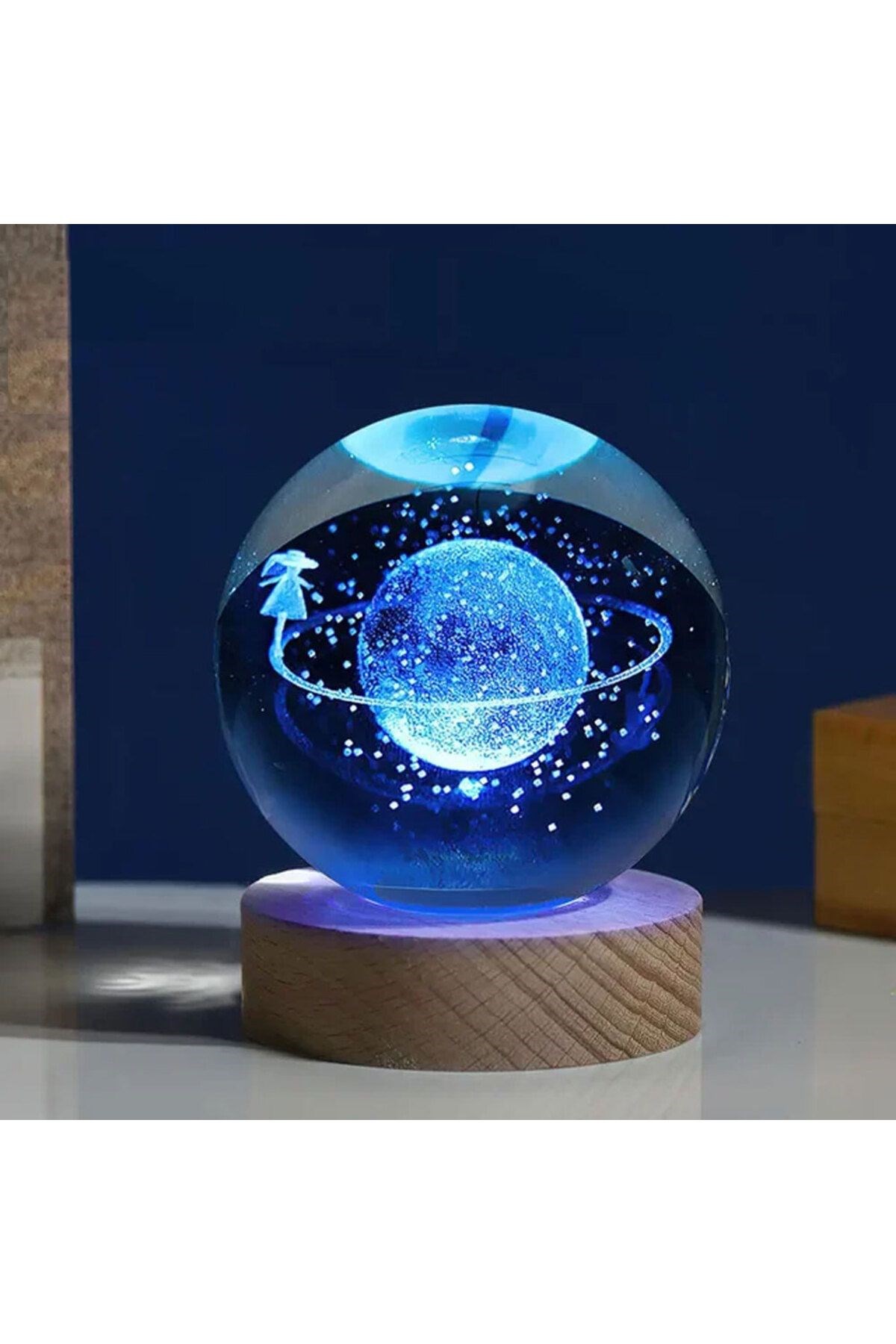 Renk Değiştiren Satürnlü Kız Cam Küre – Işıklı ve Şık Dekoratif Aksesuar