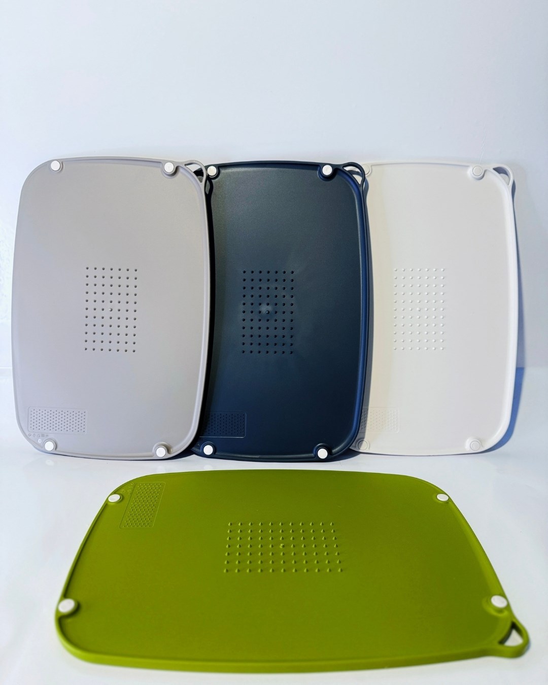 Kaymaz Ayaklı Çift Taraflı Renkli Plastik Kesme ve Doğrama Tahtası – Kaydırmaz Taban, Sarımsak Ezme Alanlı