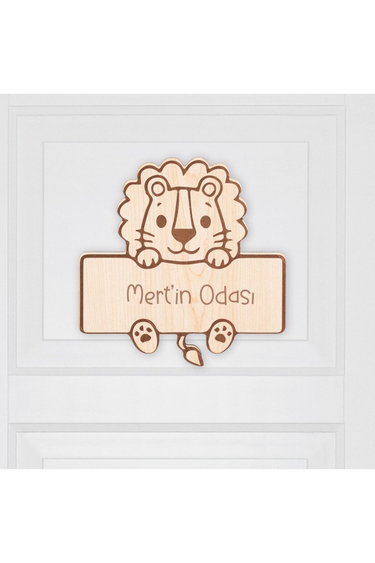 Kişiye Özel Ahşap Aslan Kapı Süsü – Çocuk Odası, Bebek Odası, Kreş ve Anaokulu Sınıf Dekoru