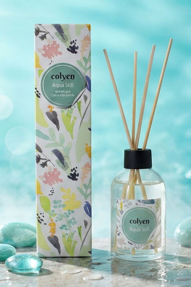 Colyen Aqua Still Çubuklu Oda Kokusu 100ml Ferahlatıcı Cam Şişe ve Pastel Bitki Desenleriyle