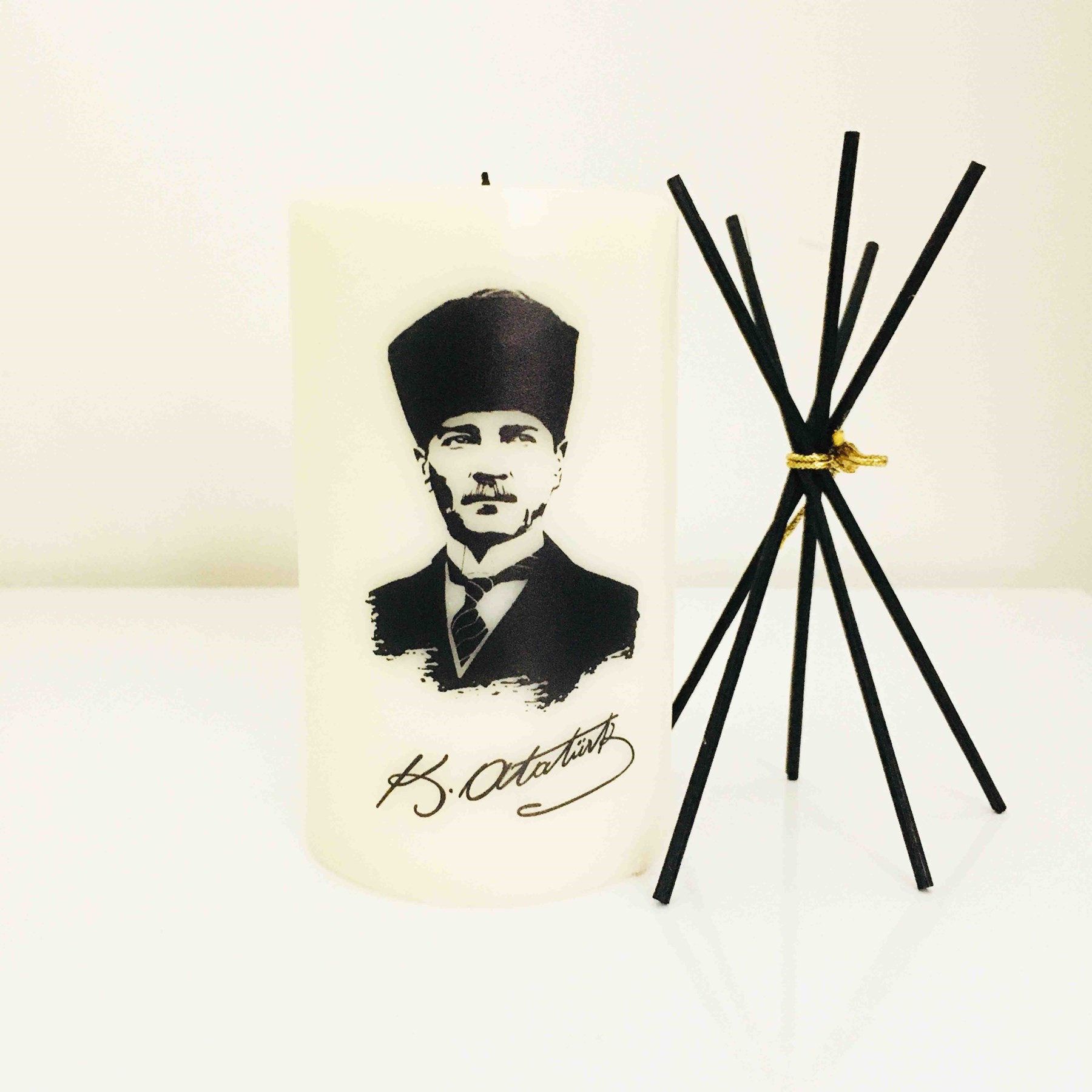 Atatürk Figürlü Desen Baskılı Beyaz Mum 1