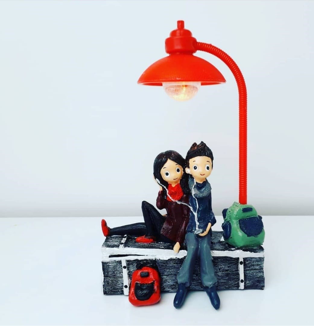 Koltukta Oturan Çifft Lambalı