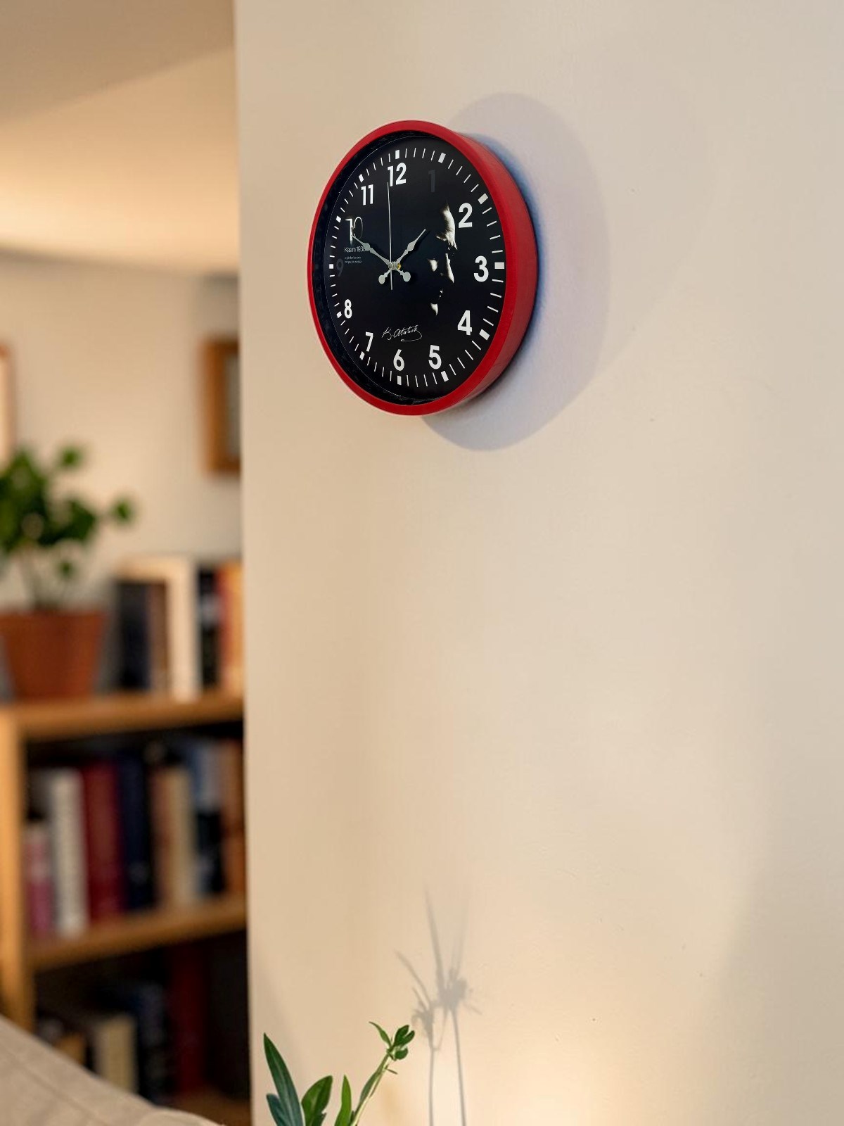 Prestij Kırmızı 36 Cm Atatürk Tasarımlı Duvar Saati — Platin duvar saatleri san.tic.ltd.şti. — görsel 2