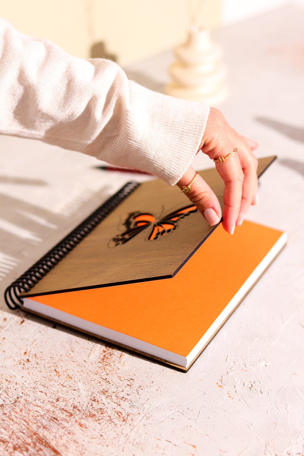 Doğal Ahşap Kapaklı Çizgisiz Defter – Şık ve Dayanıklı Tasarım