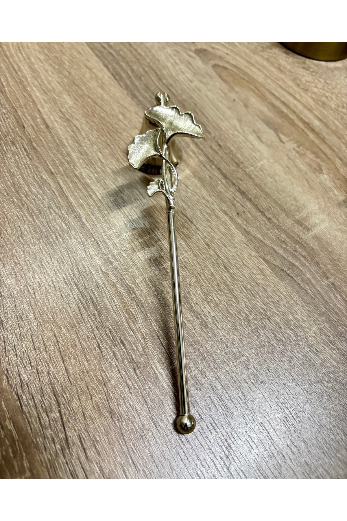 Çok Gi̇ngkolu Çubuklu Metal Mum Söndürücü-gümüş