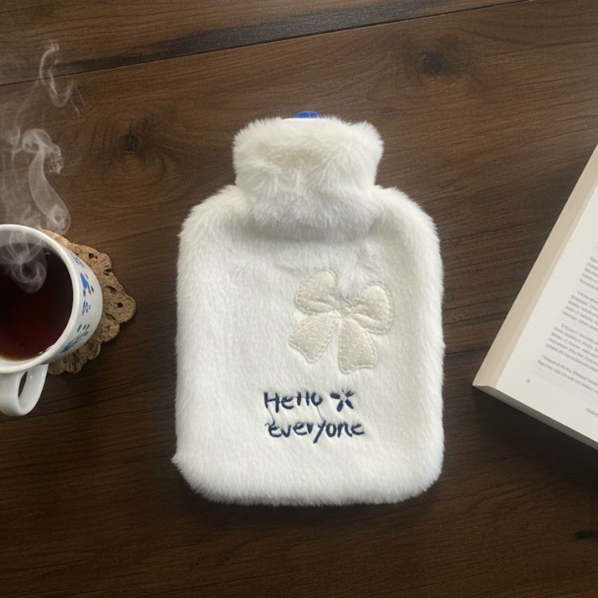 Hello Everyone Yazılı Kurdeleli Beyaz Peluş Sıcak Su Torbası 1 Lt – Yumuşak Kılıf, Uzun Süre Sıcak Tutan Termal Su Torbası — Veyo — görsel 4