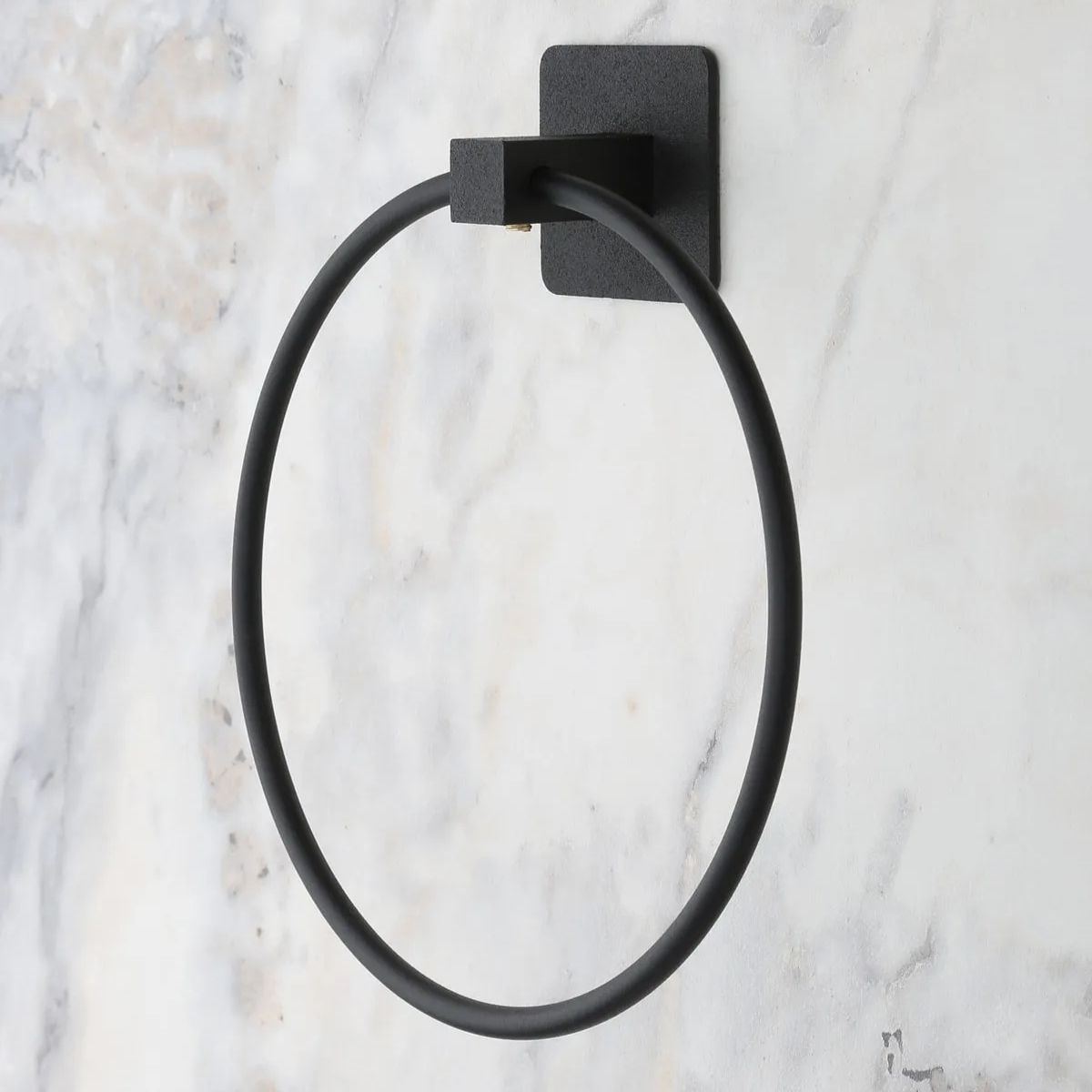 ANKAVERSE® Kendiliğinden Yapışkanlı Siyah Paslanmaz Metal Yuvarlak Havluluk kullanım örneği