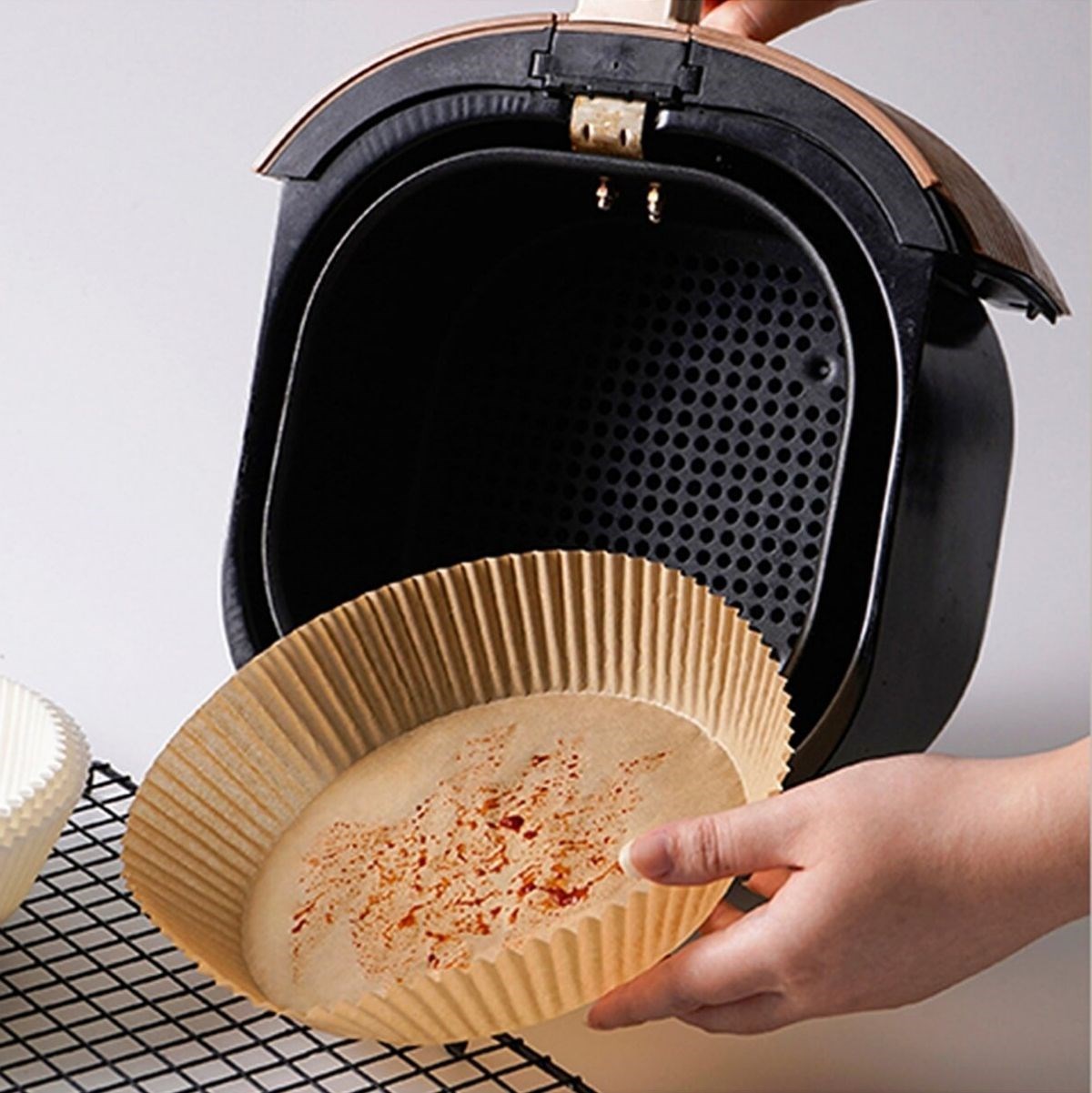 50 Adet Air Fryer Pişirme Kağıdı Tek Kullanımlık Hava Fritöz Yağ Geçirmez Yapışmaz Tabak Model — Veyo — görsel 8